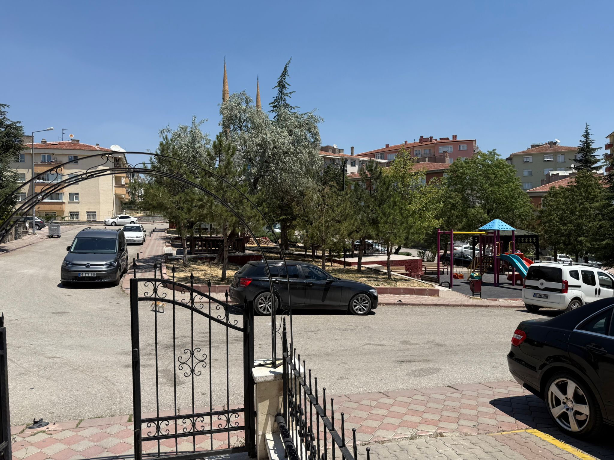 FIRSAT DAİRESİ! ETLİK'TE GENİŞ METRAJLI 2+1 MASRAFSIZ DAİRE