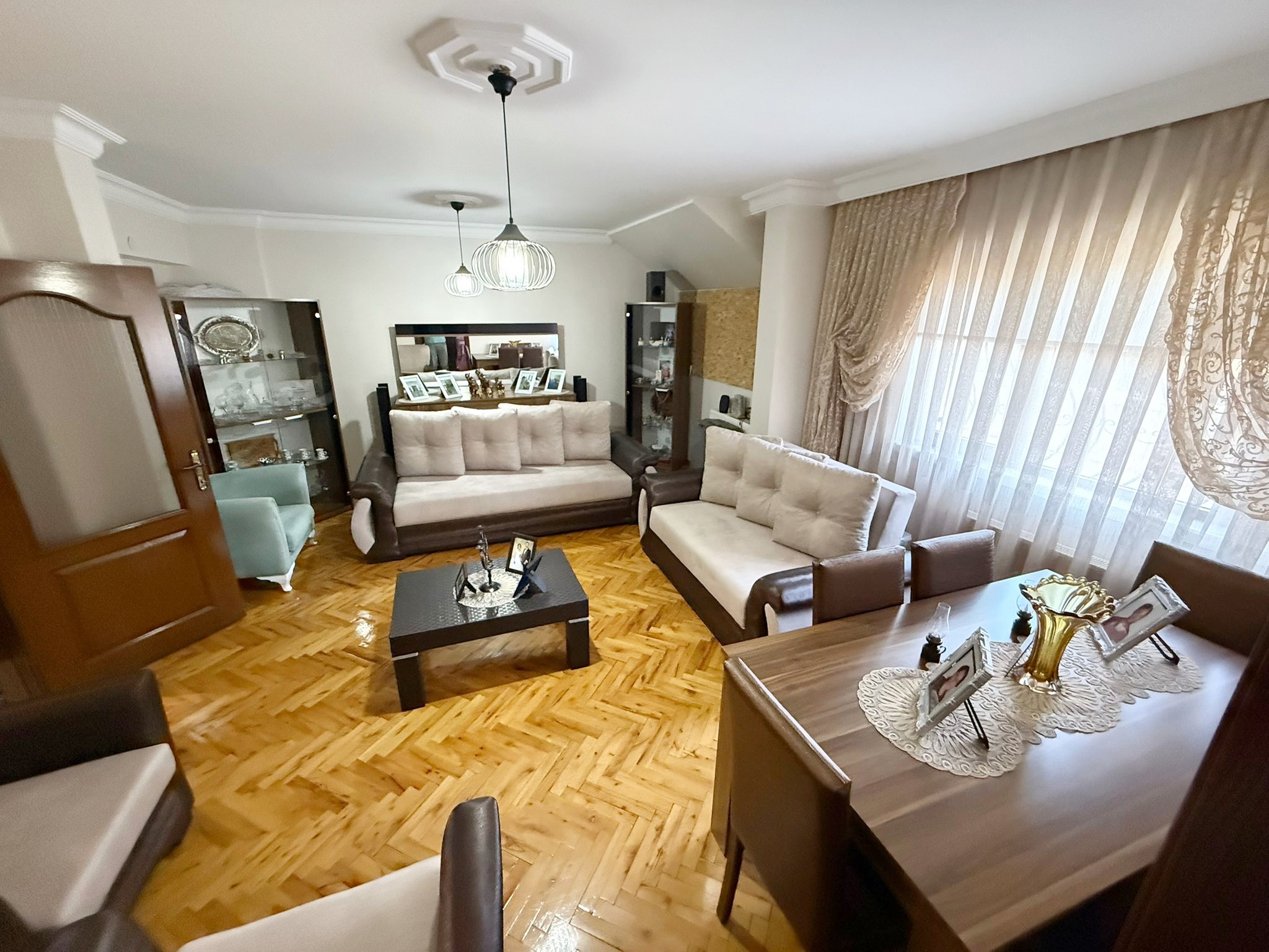 FIRSAT DAİRESİ! ETLİK'TE GENİŞ METRAJLI 2+1 MASRAFSIZ DAİRE