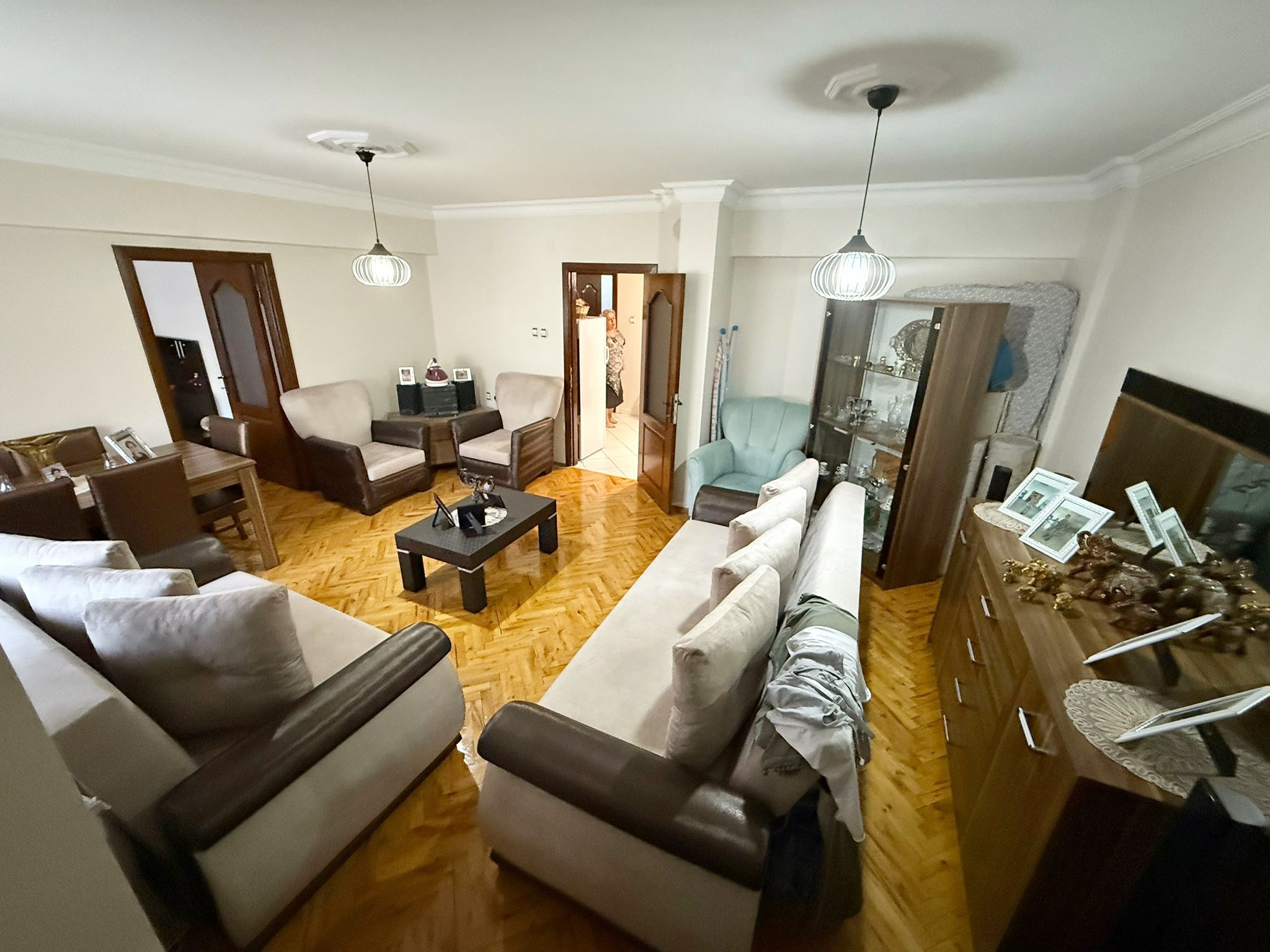 FIRSAT DAİRESİ! ETLİK'TE GENİŞ METRAJLI 2+1 MASRAFSIZ DAİRE