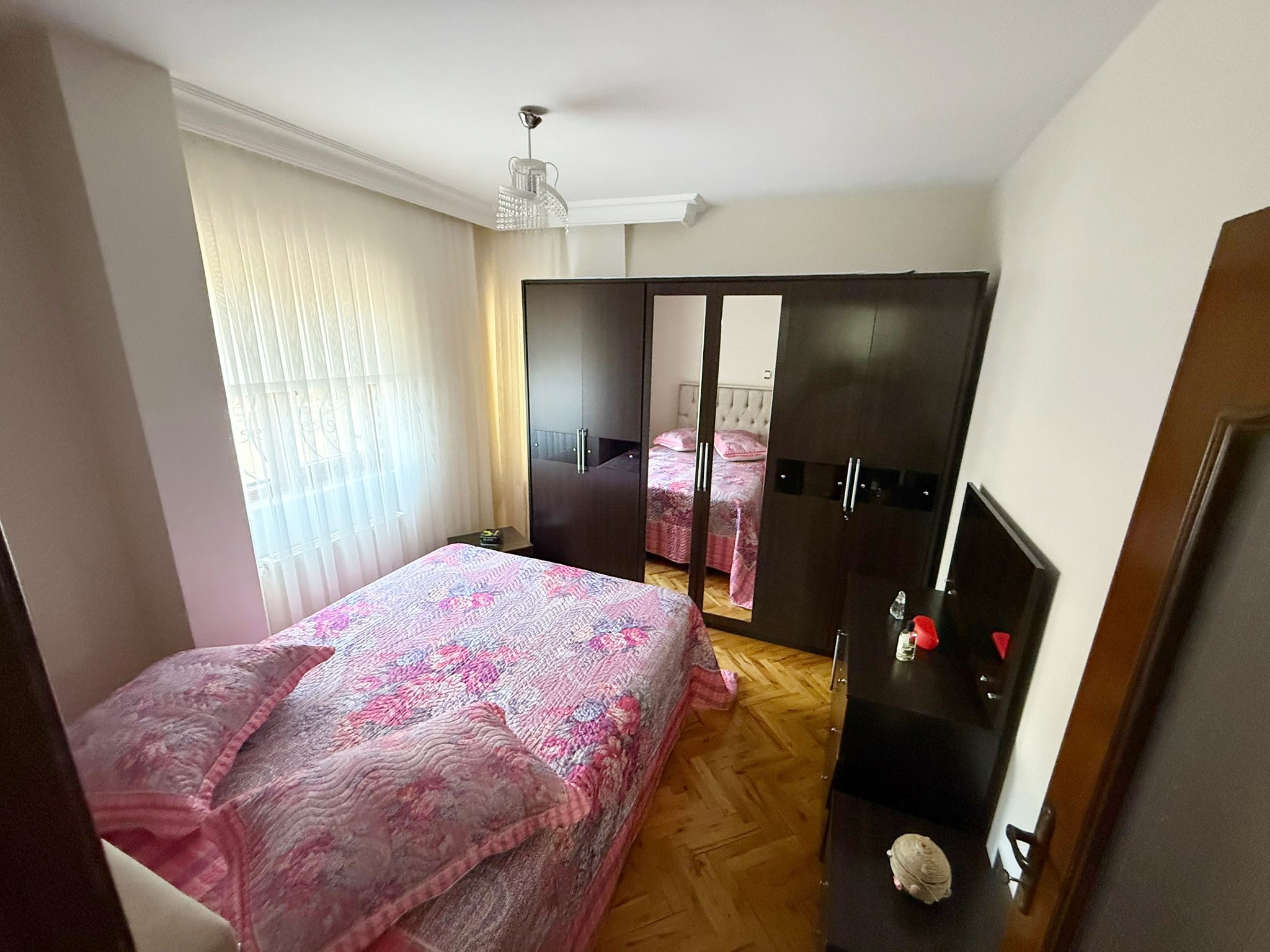 FIRSAT DAİRESİ! ETLİK'TE GENİŞ METRAJLI 2+1 MASRAFSIZ DAİRE