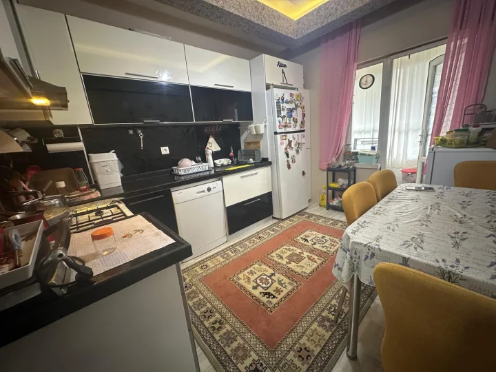 Keçiören Sancaktepe Mahallesi’nde Satılık 3+1 1. Kat Genç Bina Asansörlü Full Yapılı Kilerli Daire