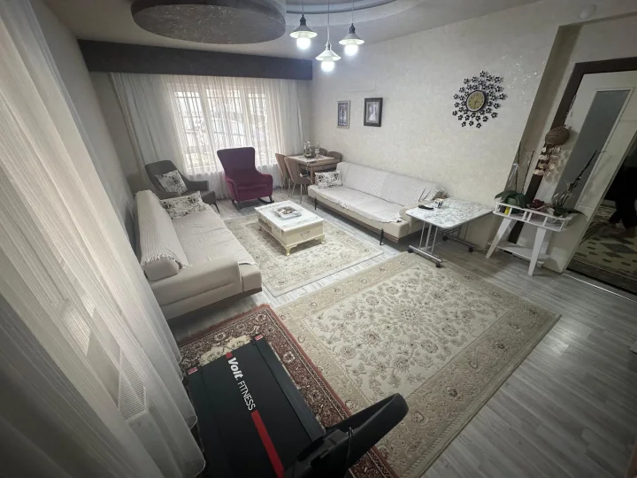 Keçiören Sancaktepe Mahallesi’nde Satılık 3+1 1. Kat Genç Bina Asansörlü Full Yapılı Kilerli Daire