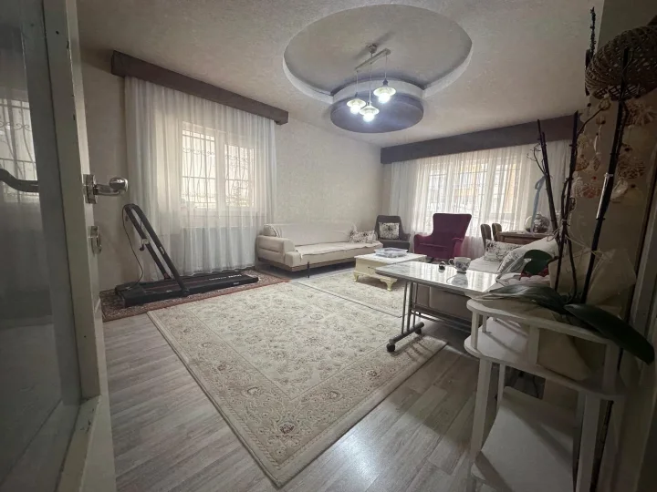 Keçiören Sancaktepe Mahallesi’nde Satılık 3+1 1. Kat Genç Bina Asansörlü Full Yapılı Kilerli Daire