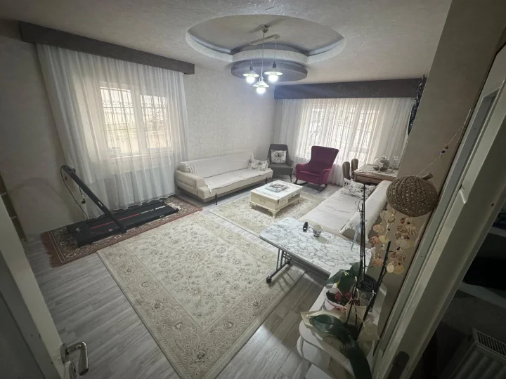 Keçiören Sancaktepe Mahallesi’nde Satılık 3+1 1. Kat Genç Bina Asansörlü Full Yapılı Kilerli Daire