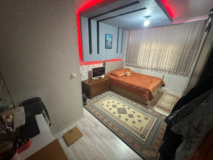 Keçiören Sancaktepe Mahallesi’nde Satılık 3+1 1. Kat Genç Bina Asansörlü Full Yapılı Kilerli Daire