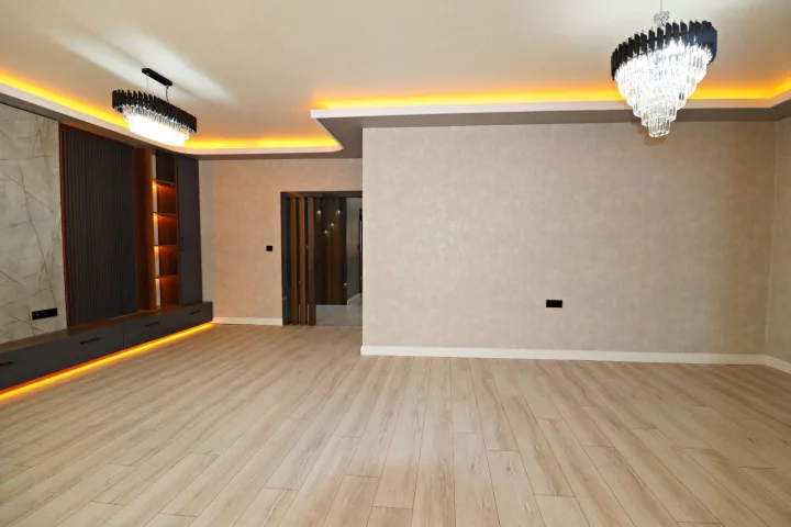 Aşağı Eğlence Satılık 3+1 Ultra Lüks Yapılı Ebeveyn Banyolu Giyinme Odalı Cepheleri Açık Daire