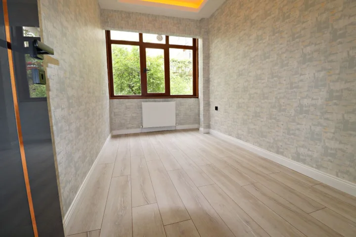 Aşağı Eğlence Satılık 3+1 Ultra Lüks Yapılı Ebeveyn Banyolu Giyinme Odalı Cepheleri Açık Daire