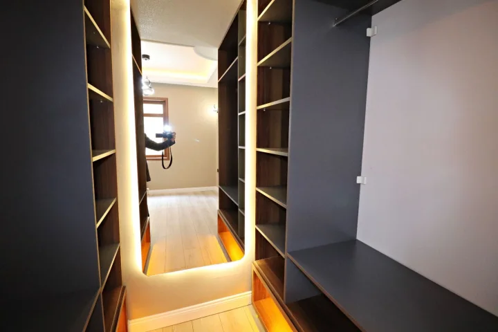 Aşağı Eğlence Satılık 3+1 Ultra Lüks Yapılı Ebeveyn Banyolu Giyinme Odalı Cepheleri Açık Daire