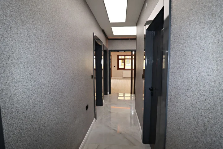 Aşağı Eğlence Satılık 3+1 Ultra Lüks Yapılı Ebeveyn Banyolu Giyinme Odalı Cepheleri Açık Daire