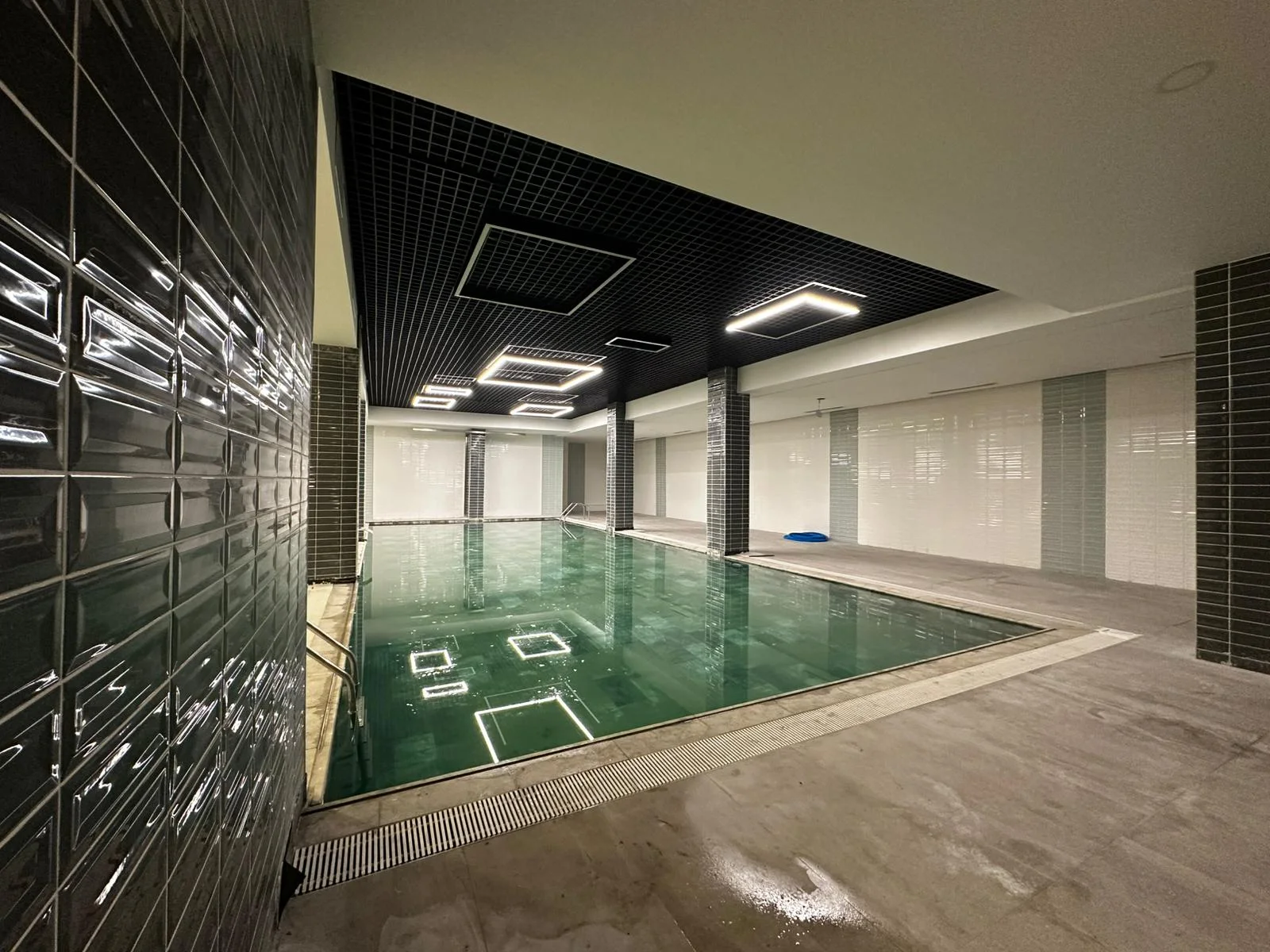 Çiçekli Satılık 4.5+1 Lüks Site Dairesi | Havuz, Hamam, Sauna, Ön Cephe, Full Donanımlı