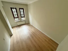Keçiören Ayvalı’da Ara Kat Masrafsız 3+1 Satılık Daire | Cam Balkonlu Geniş Aile Dairesi