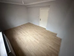 Sancaktepe’de Ara Kat Masrafsız 3+1 Satılık Daire | Cam Balkonlu Geniş Aile Dairesi