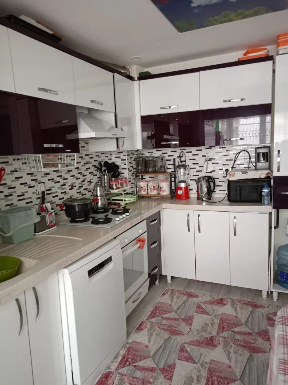 Sancaktepe’de Cadde Üzeri Ara Kat 3+1 Satılık Daire  Masrafsız Cam Balkonlu