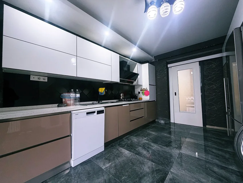 Sancaktepe’de Site İçi Satılık Daire | Yüksek Katta Ferah ve Prestijli Yaşam